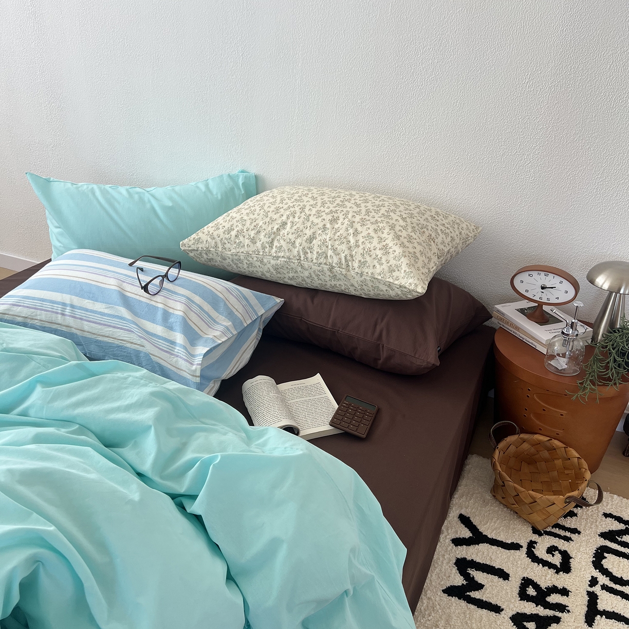 91家纺网 家纺一手货源 找家纺 蜜宿 2025新款混搭全棉水洗棉四件套-薄巧椰奶 薄巧椰奶（枕套-巧克力+星蓝）