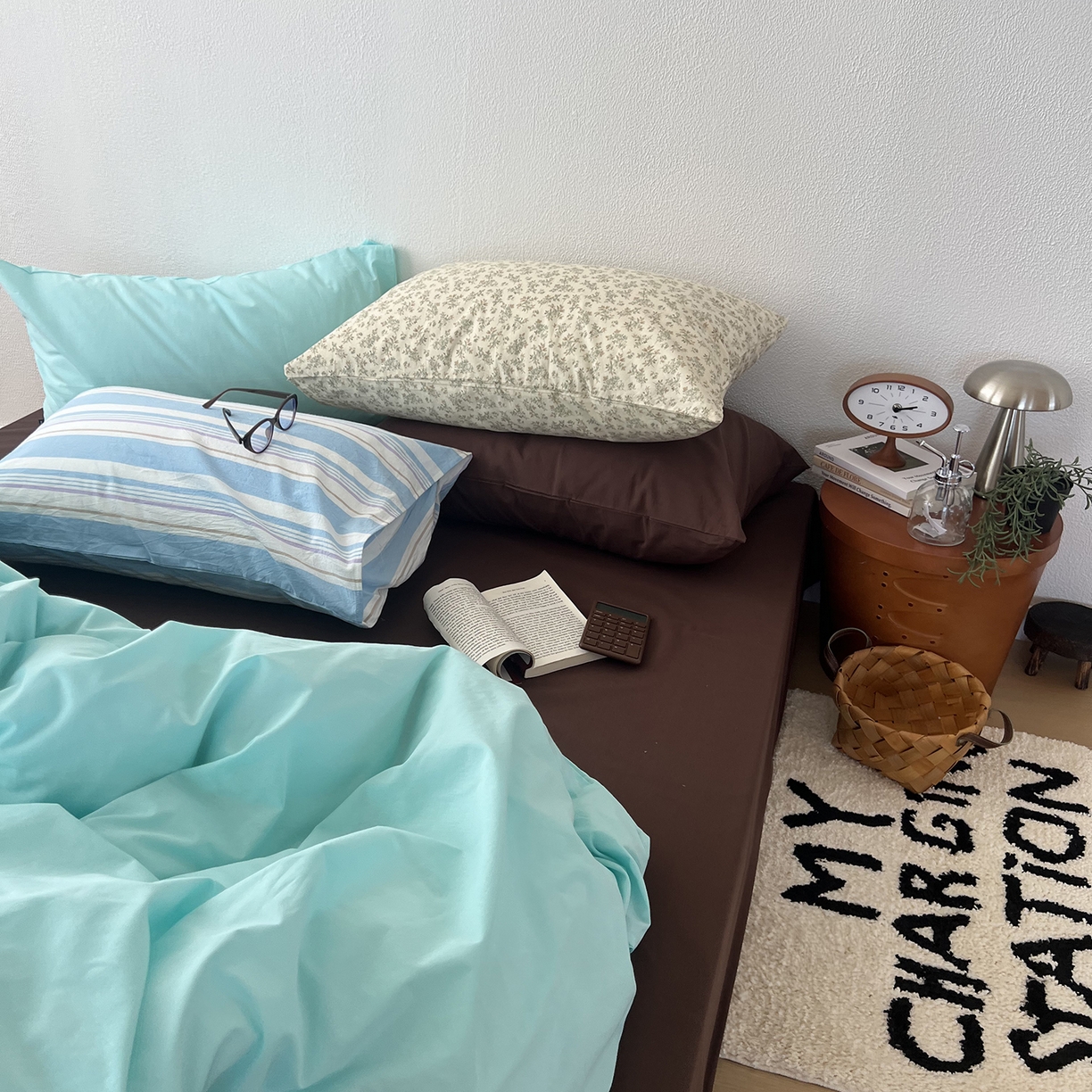 91家纺网 家纺一手货源 找家纺 蜜宿 2025新款混搭全棉水洗棉四件套-薄巧椰奶 薄巧椰奶（枕套-巧克力+星蓝）