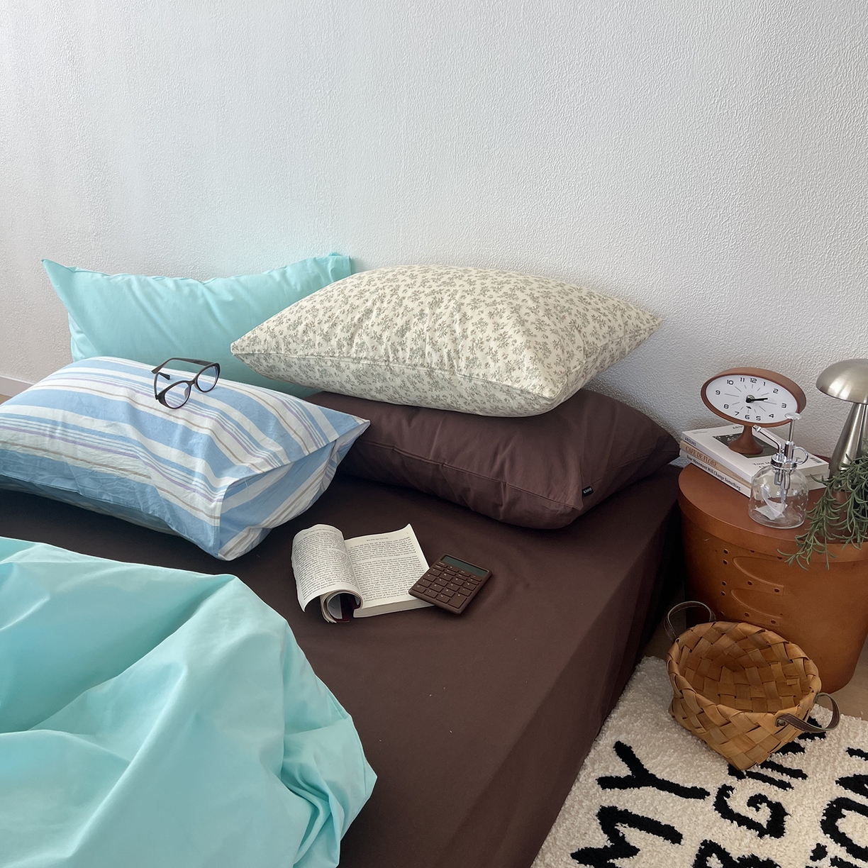 91家纺网 家纺一手货源 找家纺 蜜宿 2025新款混搭全棉水洗棉四件套-薄巧椰奶 薄巧椰奶（枕套-巧克力+星蓝）