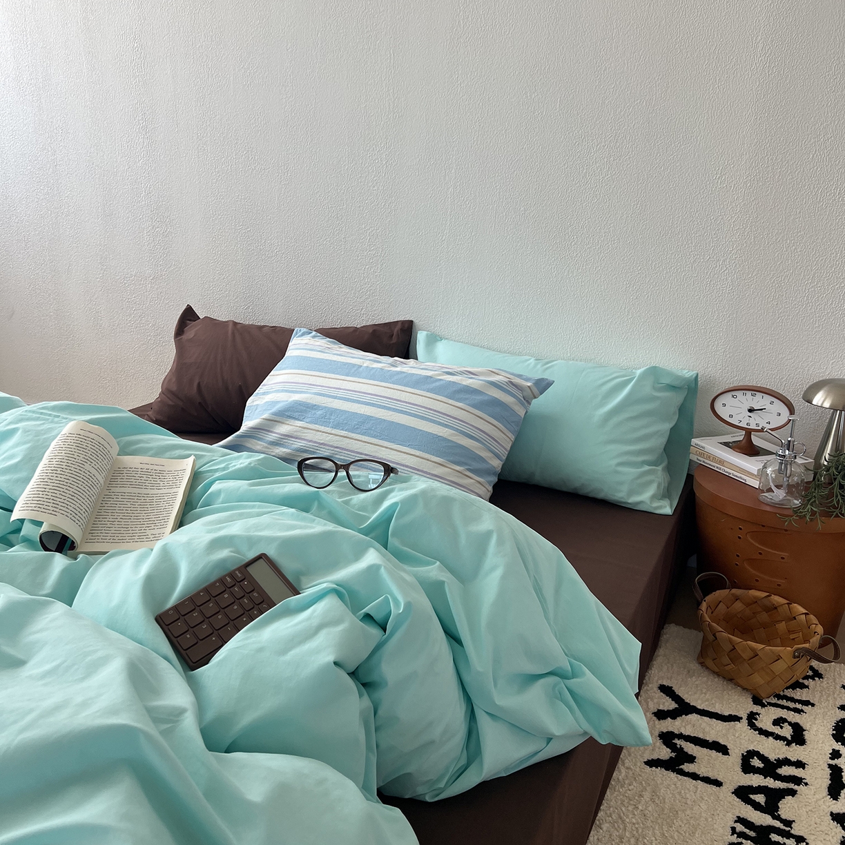 91家纺网 家纺一手货源 找家纺 蜜宿 2025新款混搭全棉水洗棉四件套-薄巧椰奶 薄巧椰奶（枕套-星蓝+条纹）