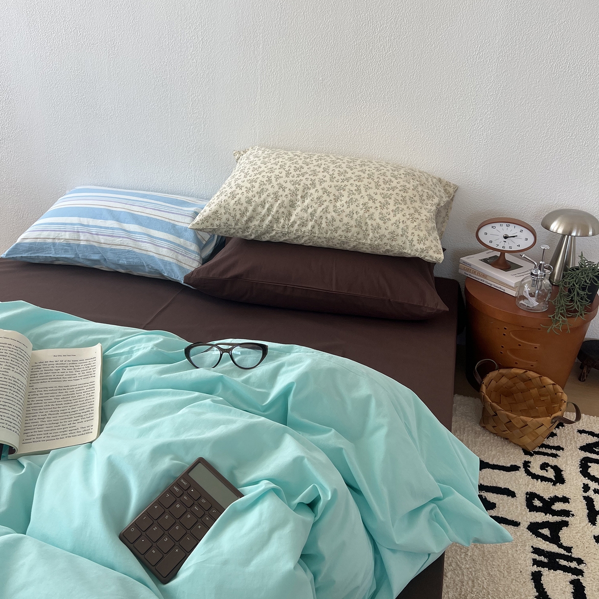 91家纺网 家纺一手货源 找家纺 蜜宿 2025新款混搭全棉水洗棉四件套-薄巧椰奶 薄巧椰奶（枕套-星蓝+条纹）