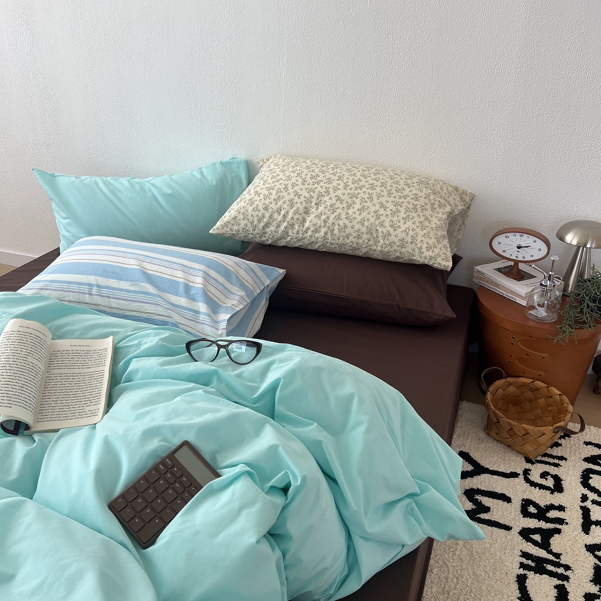 91家纺网 家纺一手货源 找家纺 蜜宿 2025新款混搭全棉水洗棉四件套-薄巧椰奶 薄巧椰奶（枕套-星蓝+条纹）