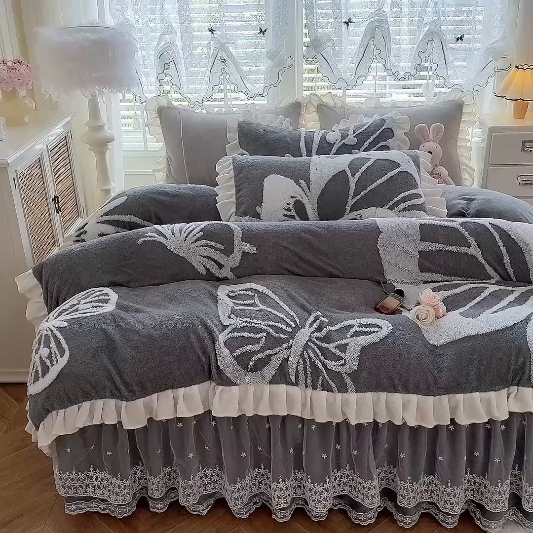 91家纺网 家纺一手货源 找家纺 唐人居 2025新款高克重阳离子绒花边雕花套件 蝴蝶-灰色