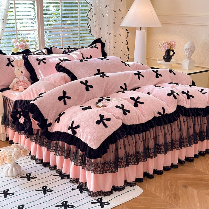 91家纺网 家纺一手货源 找家纺 唐人居 2025新款高克重阳离子绒花边雕花套件 蝴蝶结-粉色