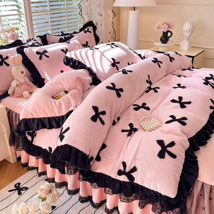 91家纺网 家纺一手货源 找家纺 唐人居 2025新款高克重阳离子绒花边雕花套件 蝴蝶结-粉色