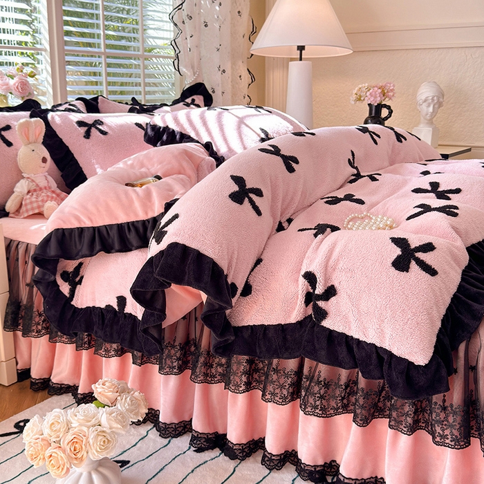 91家纺网 家纺一手货源 找家纺 唐人居 2025新款高克重阳离子绒花边雕花套件 蝴蝶结-粉色