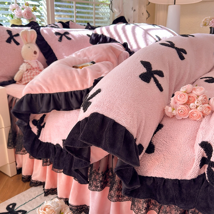 91家纺网 家纺一手货源 找家纺 唐人居 2025新款高克重阳离子绒花边雕花套件 蝴蝶结-粉色