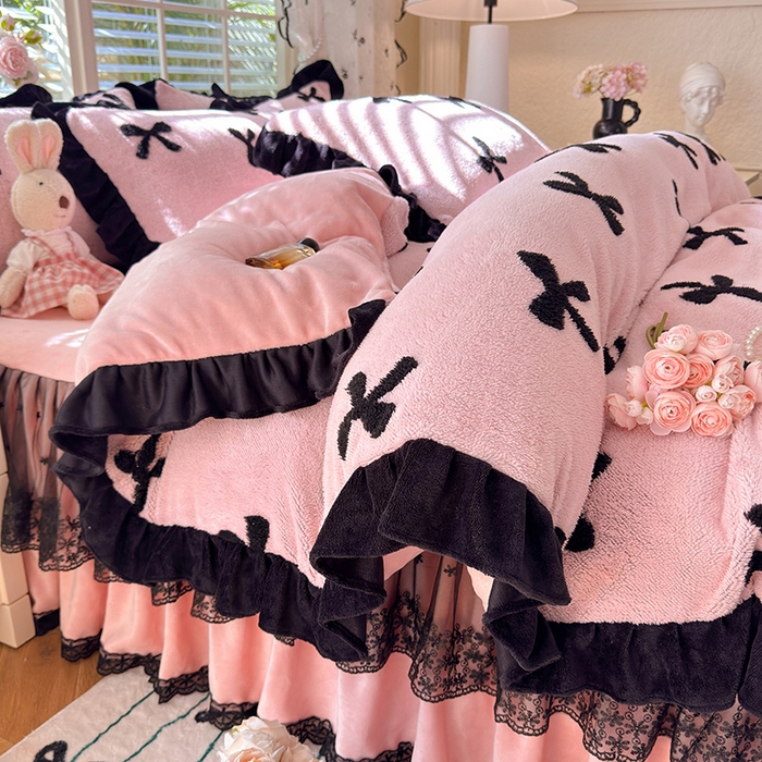 91家纺网 家纺一手货源 找家纺 唐人居 2025新款高克重阳离子绒花边雕花套件 蝴蝶结-粉色