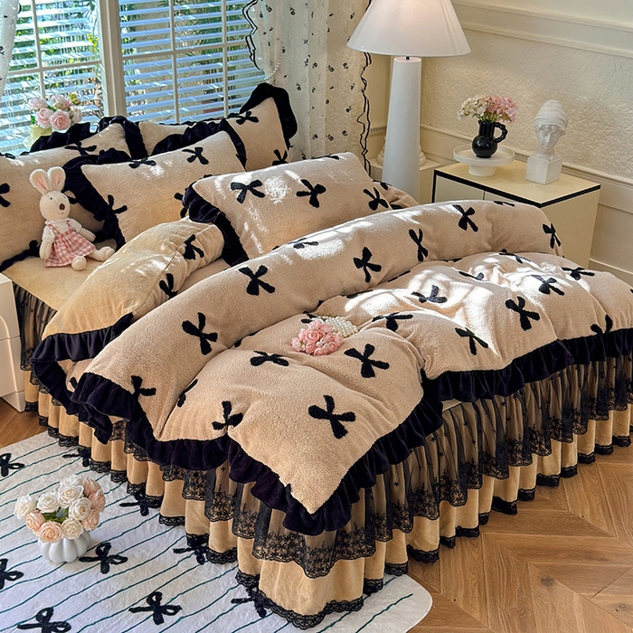 91家纺网 家纺一手货源 找家纺 唐人居 2025新款高克重阳离子绒花边雕花套件 蝴蝶结-卡其