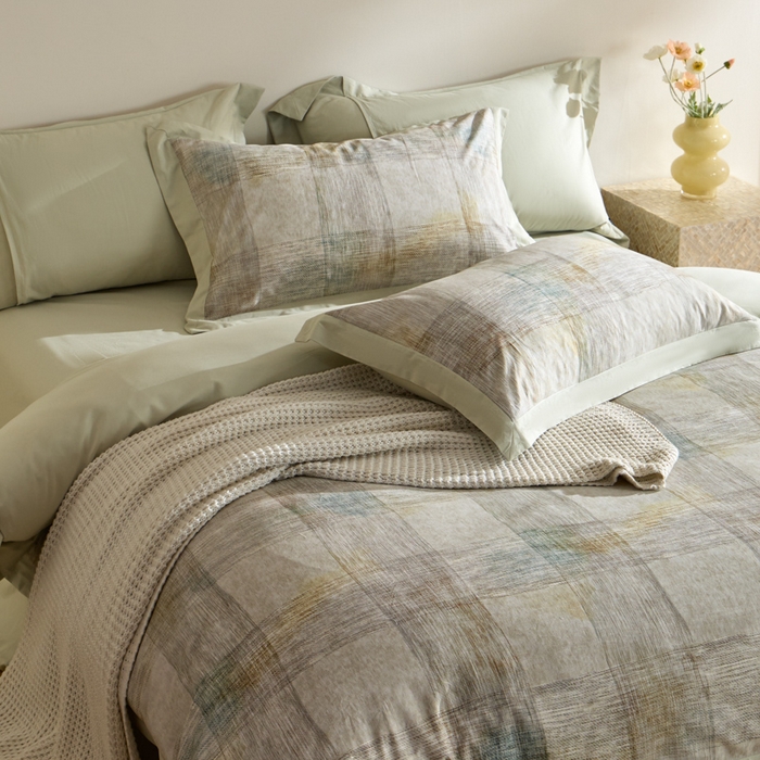 91家纺网 家纺一手货源 找家纺 禾时 2025新款全棉纯棉贡缎数码50双股长绒棉磨毛四件套（带高档礼盒） 简格