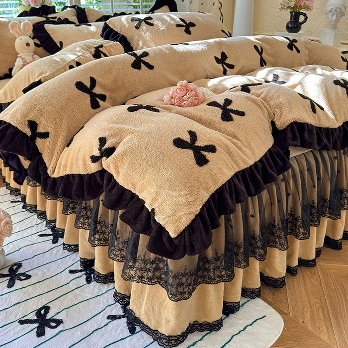 91家纺网 家纺一手货源 找家纺 唐人居 2025新款高克重阳离子绒花边雕花套件 蝴蝶结-卡其