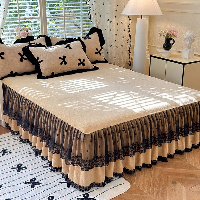 91家纺网 家纺一手货源 找家纺 唐人居 2025新款高克重阳离子绒花边雕花套件 蝴蝶结-卡其