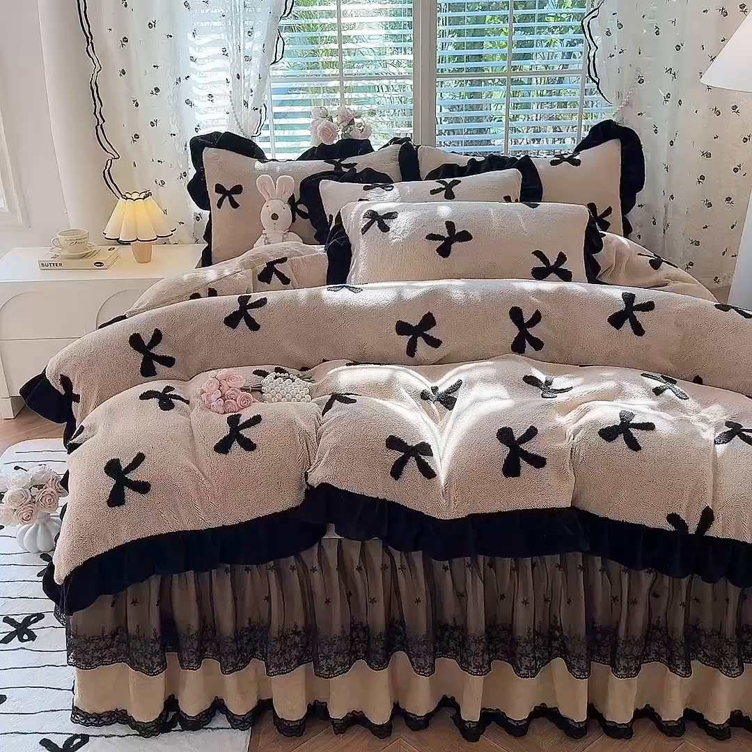 91家纺网 家纺一手货源 找家纺 唐人居 2025新款高克重阳离子绒花边雕花套件 蝴蝶结-卡其