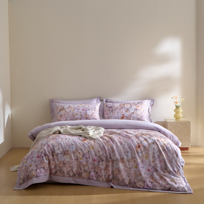 91家纺网 家纺一手货源 找家纺 禾时 2025新款全棉纯棉贡缎数码50双股长绒棉磨毛四件套（带高档礼盒） 蔷薇花园（浅紫）