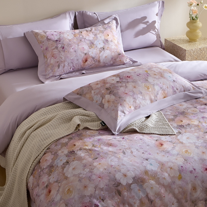 91家纺网 家纺一手货源 找家纺 禾时 2025新款全棉纯棉贡缎数码50双股长绒棉磨毛四件套（带高档礼盒） 蔷薇花园（浅紫）