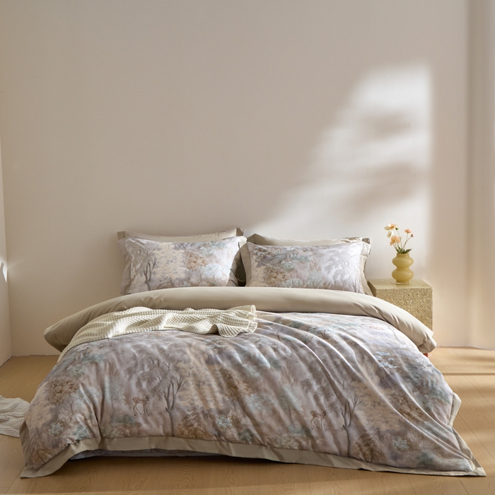 91家纺网 家纺一手货源 找家纺 禾时 2025新款全棉纯棉贡缎数码50双股长绒棉磨毛四件套（带高档礼盒） 一鹿生花（驼）