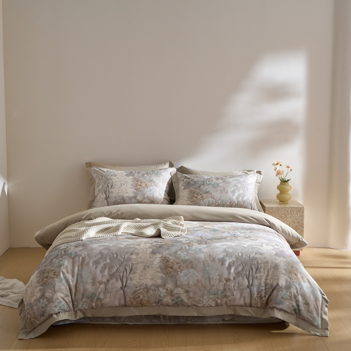 91家纺网 家纺一手货源 找家纺 禾时 2025新款全棉纯棉贡缎数码50双股长绒棉磨毛四件套（带高档礼盒） 一鹿生花（驼）