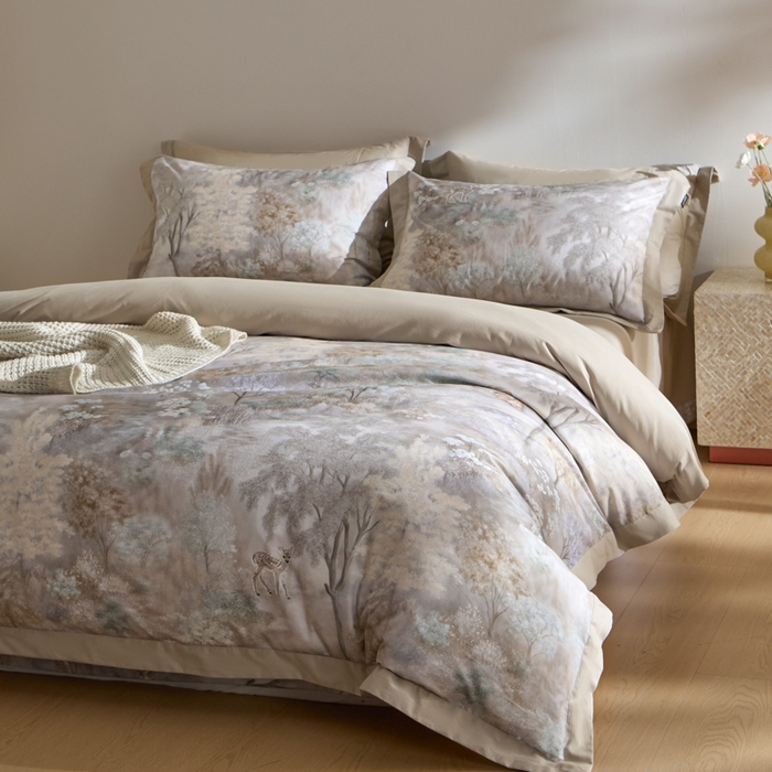 91家纺网 家纺一手货源 找家纺 禾时 2025新款全棉纯棉贡缎数码50双股长绒棉磨毛四件套（带高档礼盒） 一鹿生花（驼）