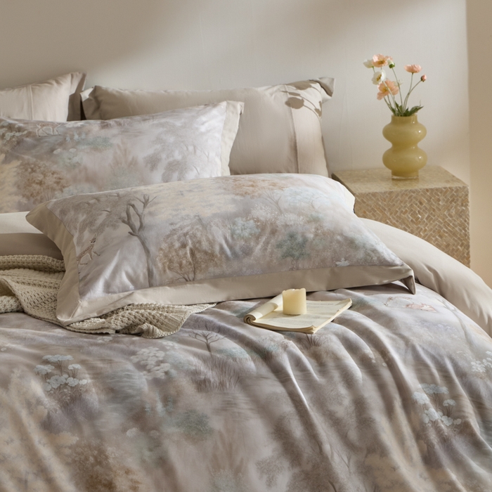 91家纺网 家纺一手货源 找家纺 禾时 2025新款全棉纯棉贡缎数码50双股长绒棉磨毛四件套（带高档礼盒） 一鹿生花（驼）