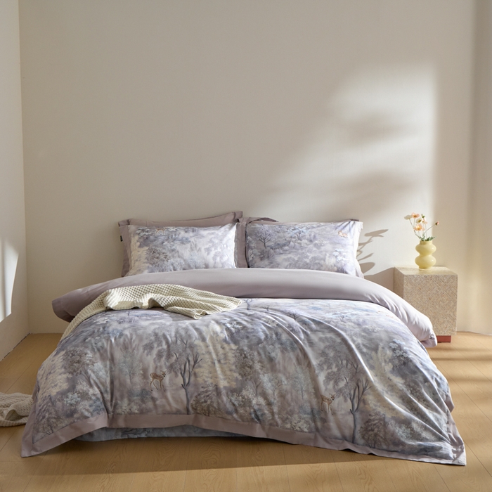 91家纺网 家纺一手货源 找家纺 禾时 2025新款全棉纯棉贡缎数码50双股长绒棉磨毛四件套（带高档礼盒） 一鹿生花（紫）