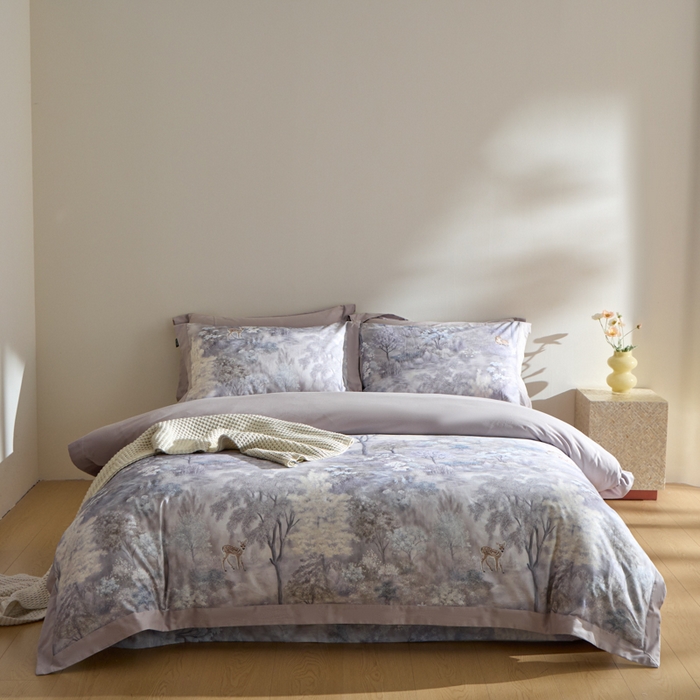 91家纺网 家纺一手货源 找家纺 禾时 2025新款全棉纯棉贡缎数码50双股长绒棉磨毛四件套（带高档礼盒） 一鹿生花（紫）