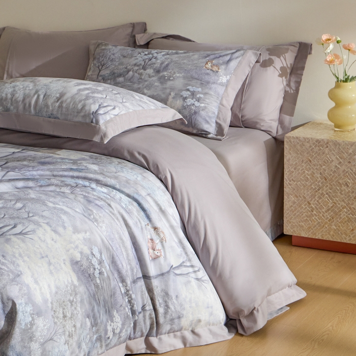 91家纺网 家纺一手货源 找家纺 禾时 2025新款全棉纯棉贡缎数码50双股长绒棉磨毛四件套（带高档礼盒） 一鹿生花（紫）