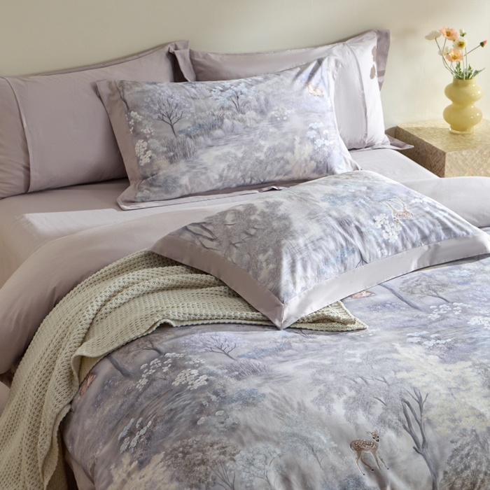 91家纺网 家纺一手货源 找家纺 禾时 2025新款全棉纯棉贡缎数码50双股长绒棉磨毛四件套（带高档礼盒） 一鹿生花（紫）