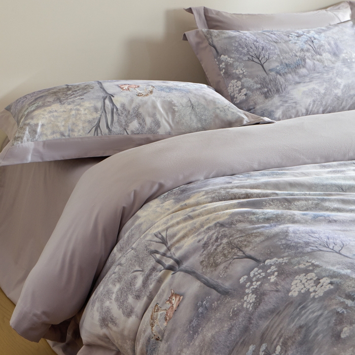 91家纺网 家纺一手货源 找家纺 禾时 2025新款全棉纯棉贡缎数码50双股长绒棉磨毛四件套（带高档礼盒） 一鹿生花（紫）