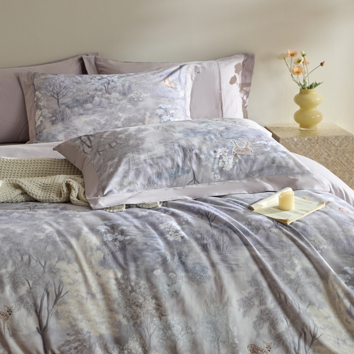 91家纺网 家纺一手货源 找家纺 禾时 2025新款全棉纯棉贡缎数码50双股长绒棉磨毛四件套（带高档礼盒） 一鹿生花（紫）