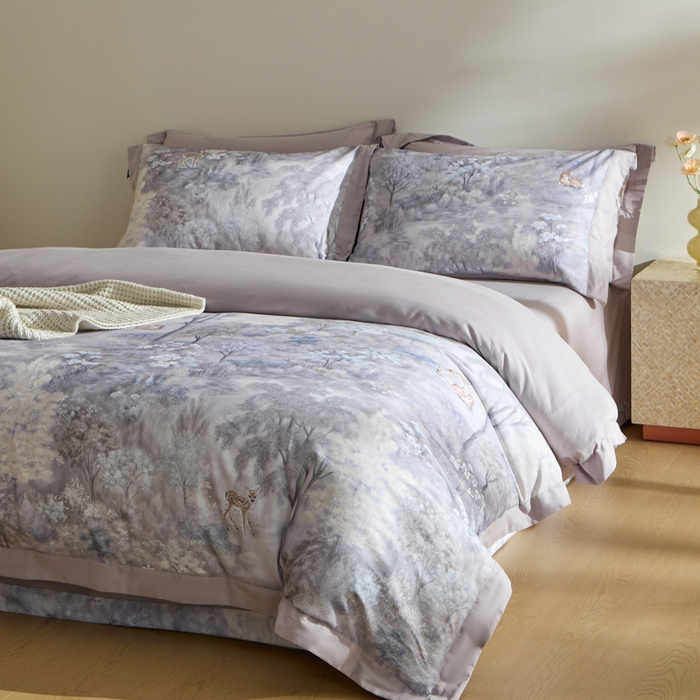 91家纺网 家纺一手货源 找家纺 禾时 2025新款全棉纯棉贡缎数码50双股长绒棉磨毛四件套（带高档礼盒） 一鹿生花（紫）