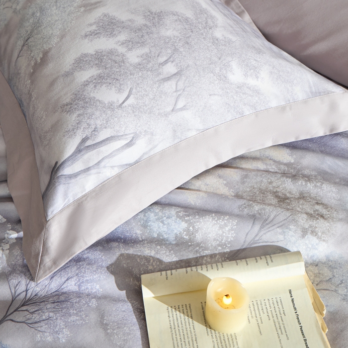 91家纺网 家纺一手货源 找家纺 禾时 2025新款全棉纯棉贡缎数码50双股长绒棉磨毛四件套（带高档礼盒） 一鹿生花（紫）