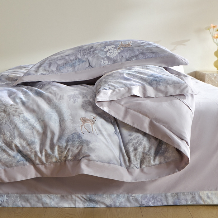 91家纺网 家纺一手货源 找家纺 禾时 2025新款全棉纯棉贡缎数码50双股长绒棉磨毛四件套（带高档礼盒） 一鹿生花（紫）