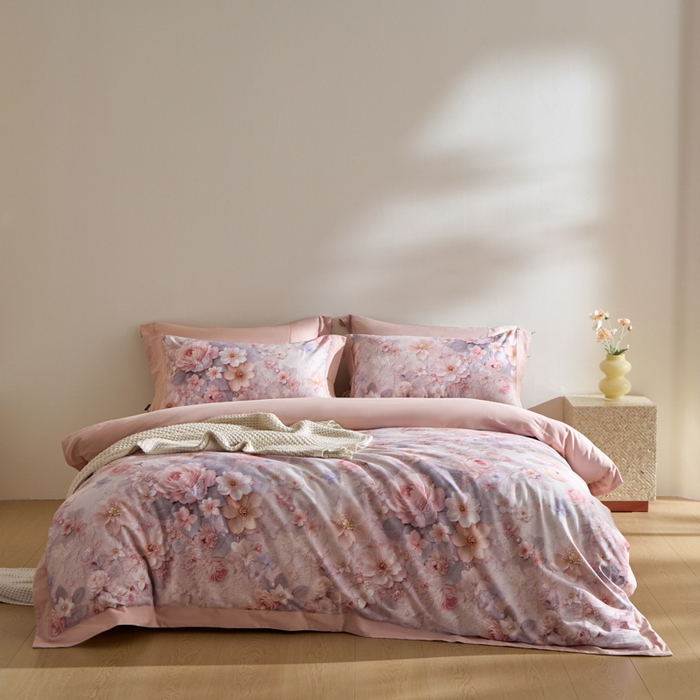 91家纺网 家纺一手货源 找家纺 禾时 2025新款全棉纯棉贡缎数码50双股长绒棉磨毛四件套（带高档礼盒） 倚春花语（粉）