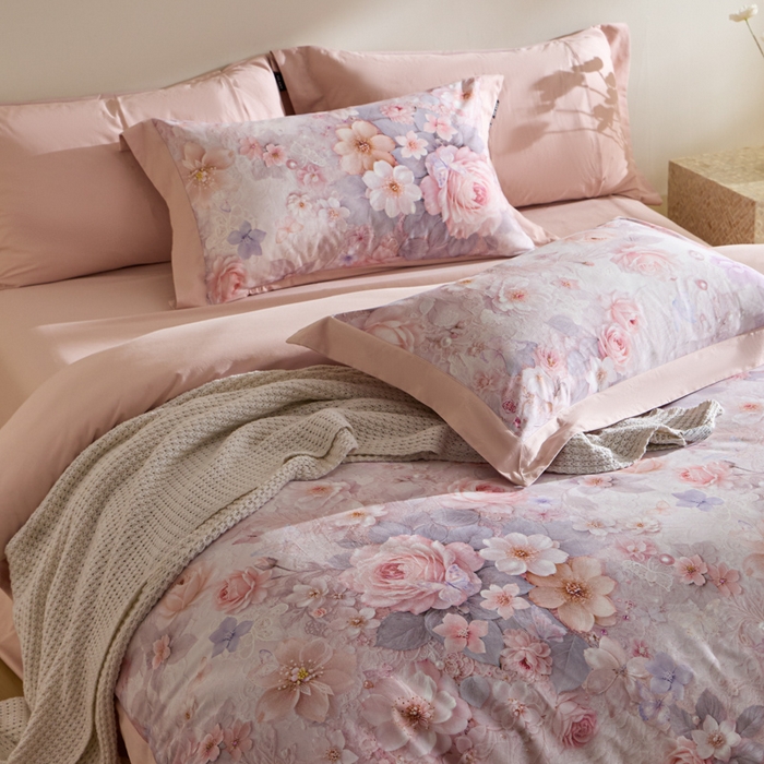 91家纺网 家纺一手货源 找家纺 禾时 2025新款全棉纯棉贡缎数码50双股长绒棉磨毛四件套（带高档礼盒） 倚春花语（粉）