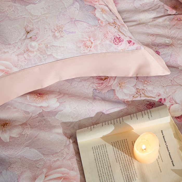 91家纺网 家纺一手货源 找家纺 禾时 2025新款全棉纯棉贡缎数码50双股长绒棉磨毛四件套（带高档礼盒） 倚春花语（粉）