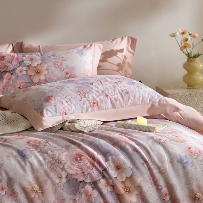 91家纺网 家纺一手货源 找家纺 禾时 2025新款全棉纯棉贡缎数码50双股长绒棉磨毛四件套（带高档礼盒） 倚春花语（粉）