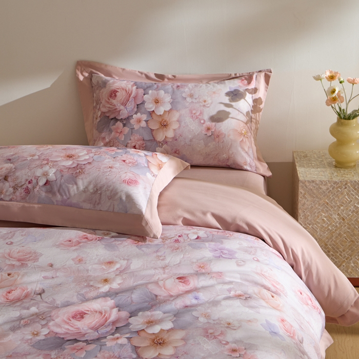 91家纺网 家纺一手货源 找家纺 禾时 2025新款全棉纯棉贡缎数码50双股长绒棉磨毛四件套（带高档礼盒） 倚春花语（粉）