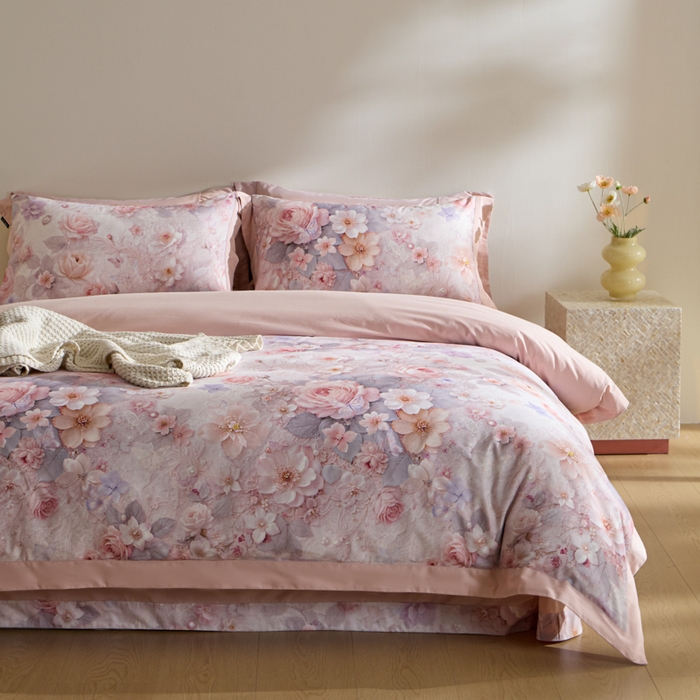 91家纺网 家纺一手货源 找家纺 禾时 2025新款全棉纯棉贡缎数码50双股长绒棉磨毛四件套（带高档礼盒） 倚春花语（粉）