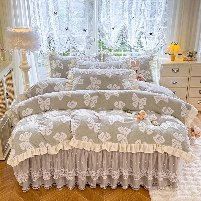 91家纺网 家纺一手货源 找家纺 唐人居 2025新款高克重阳离子绒花边雕花套件 情结-浅灰