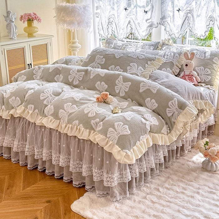 91家纺网 家纺一手货源 找家纺 唐人居 2025新款高克重阳离子绒花边雕花套件 情结-浅灰