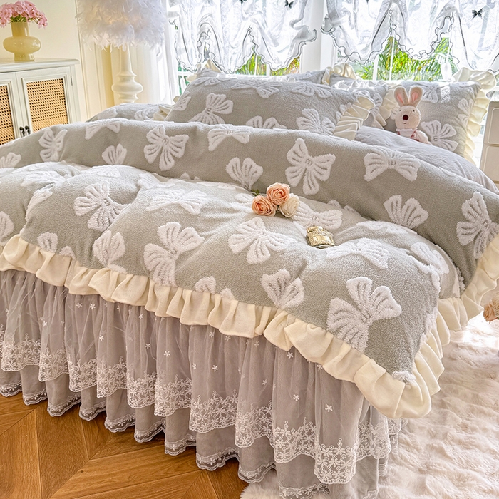 91家纺网 家纺一手货源 找家纺 唐人居 2025新款高克重阳离子绒花边雕花套件 情结-浅灰