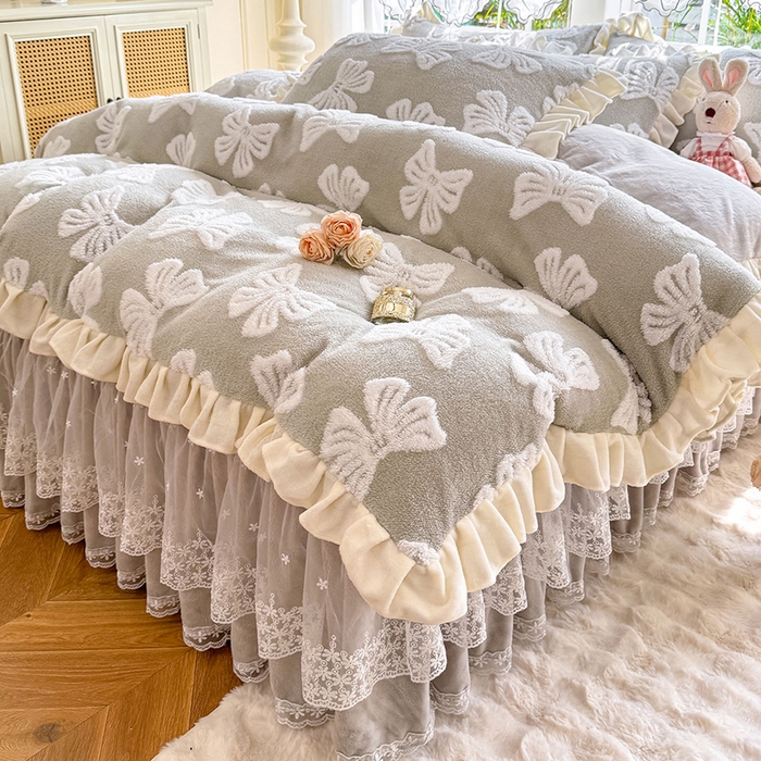 91家纺网 家纺一手货源 找家纺 唐人居 2025新款高克重阳离子绒花边雕花套件 情结-浅灰