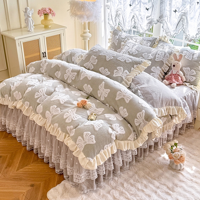 91家纺网 家纺一手货源 找家纺 唐人居 2025新款高克重阳离子绒花边雕花套件 情结-浅灰