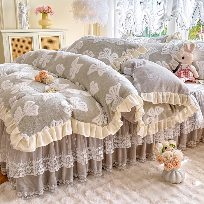 91家纺网 家纺一手货源 找家纺 唐人居 2025新款高克重阳离子绒花边雕花套件 情结-浅灰