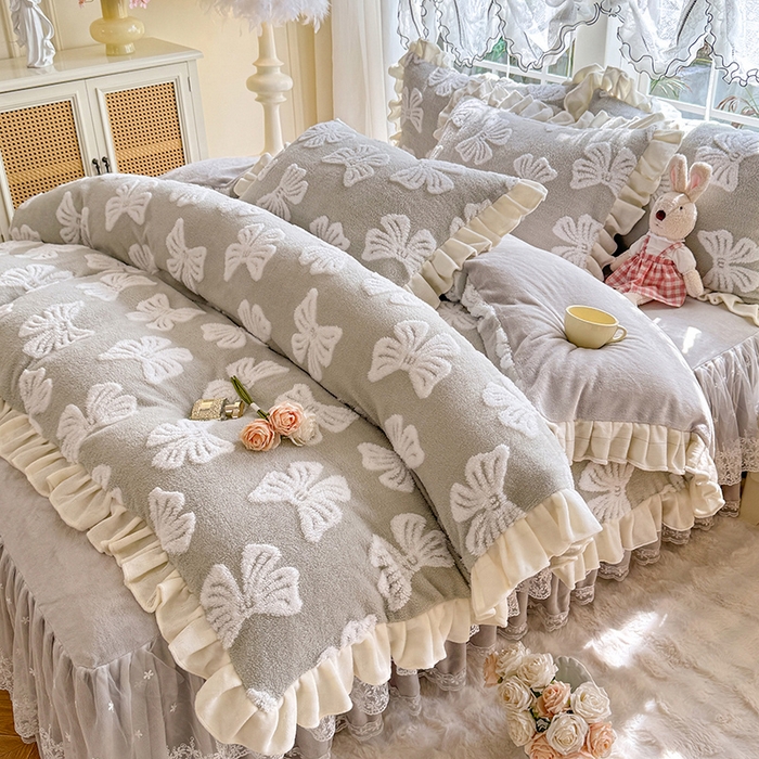 91家纺网 家纺一手货源 找家纺 唐人居 2025新款高克重阳离子绒花边雕花套件 情结-浅灰