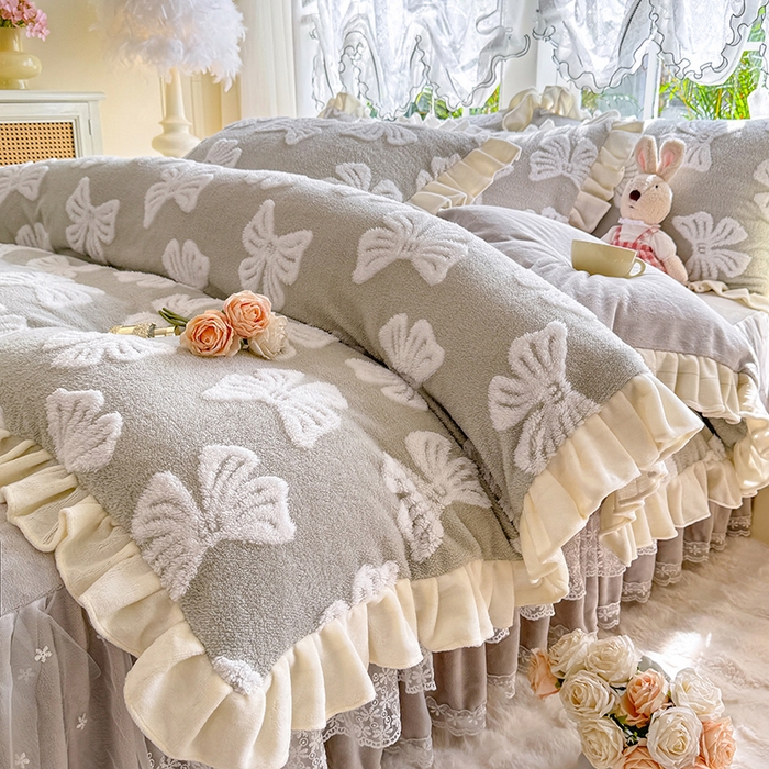 91家纺网 家纺一手货源 找家纺 唐人居 2025新款高克重阳离子绒花边雕花套件 情结-浅灰