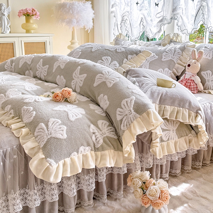 91家纺网 家纺一手货源 找家纺 唐人居 2025新款高克重阳离子绒花边雕花套件 情结-浅灰