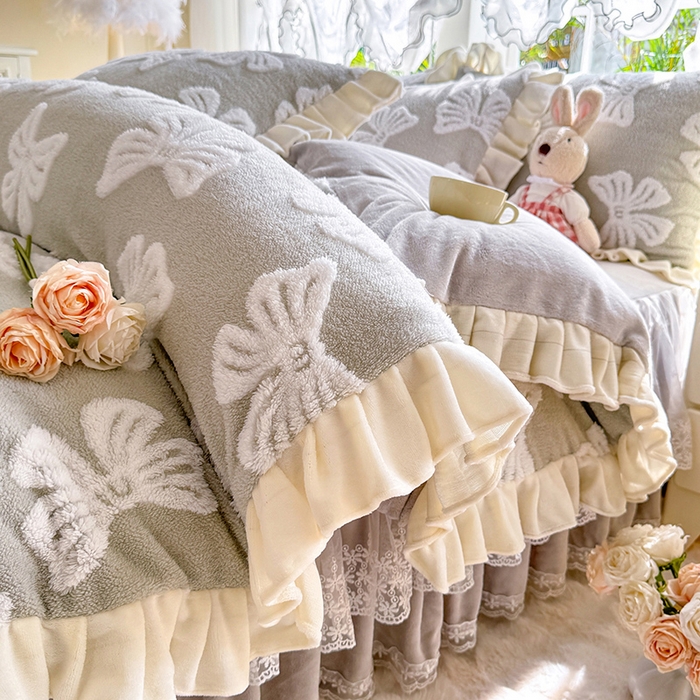 91家纺网 家纺一手货源 找家纺 唐人居 2025新款高克重阳离子绒花边雕花套件 情结-浅灰