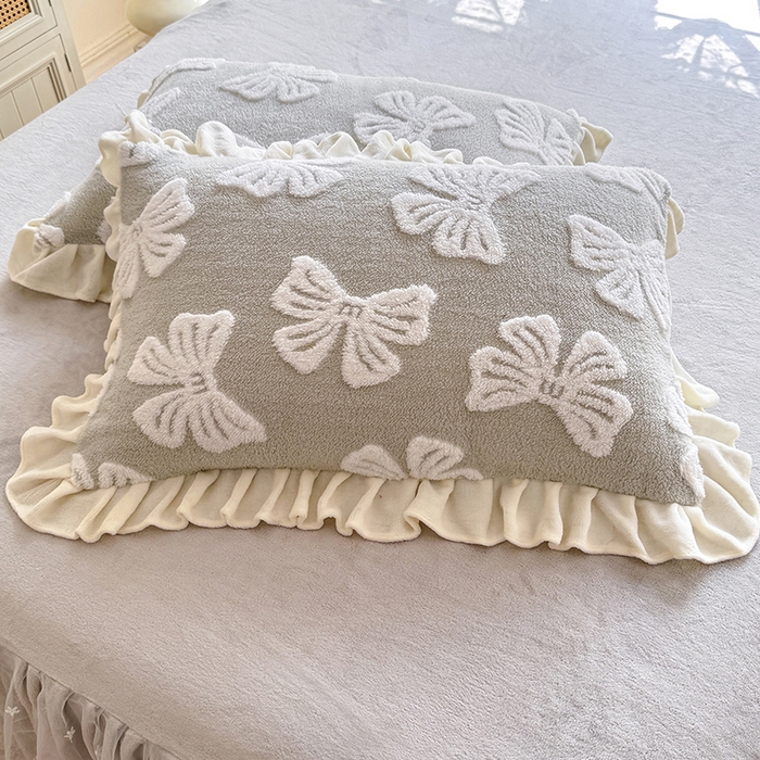 91家纺网 家纺一手货源 找家纺 唐人居 2025新款高克重阳离子绒花边雕花套件 情结-浅灰