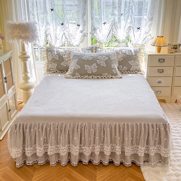 91家纺网 家纺一手货源 找家纺 唐人居 2025新款高克重阳离子绒花边雕花套件 情结-浅灰